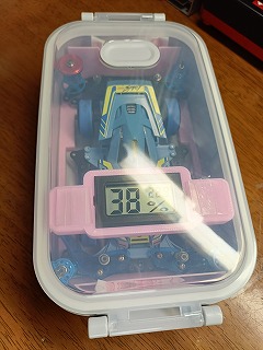 ケースにミニ四駆を入れて、蓋を閉じてみる